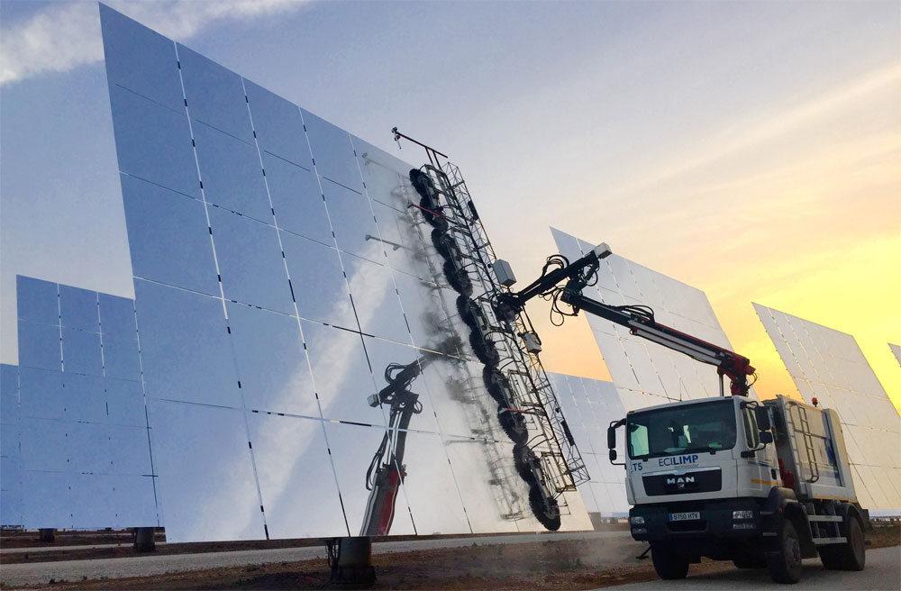 Picture 2: Cleaning truck of partner ECILIMP Termosolar (photo: GEMASOLAR Plant, property of Torresol Energy©SENER, Cleaning Technology property of ECILIMP)